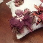Spilla fiore in maglina e organza con petali e pistilli realizzati a mano